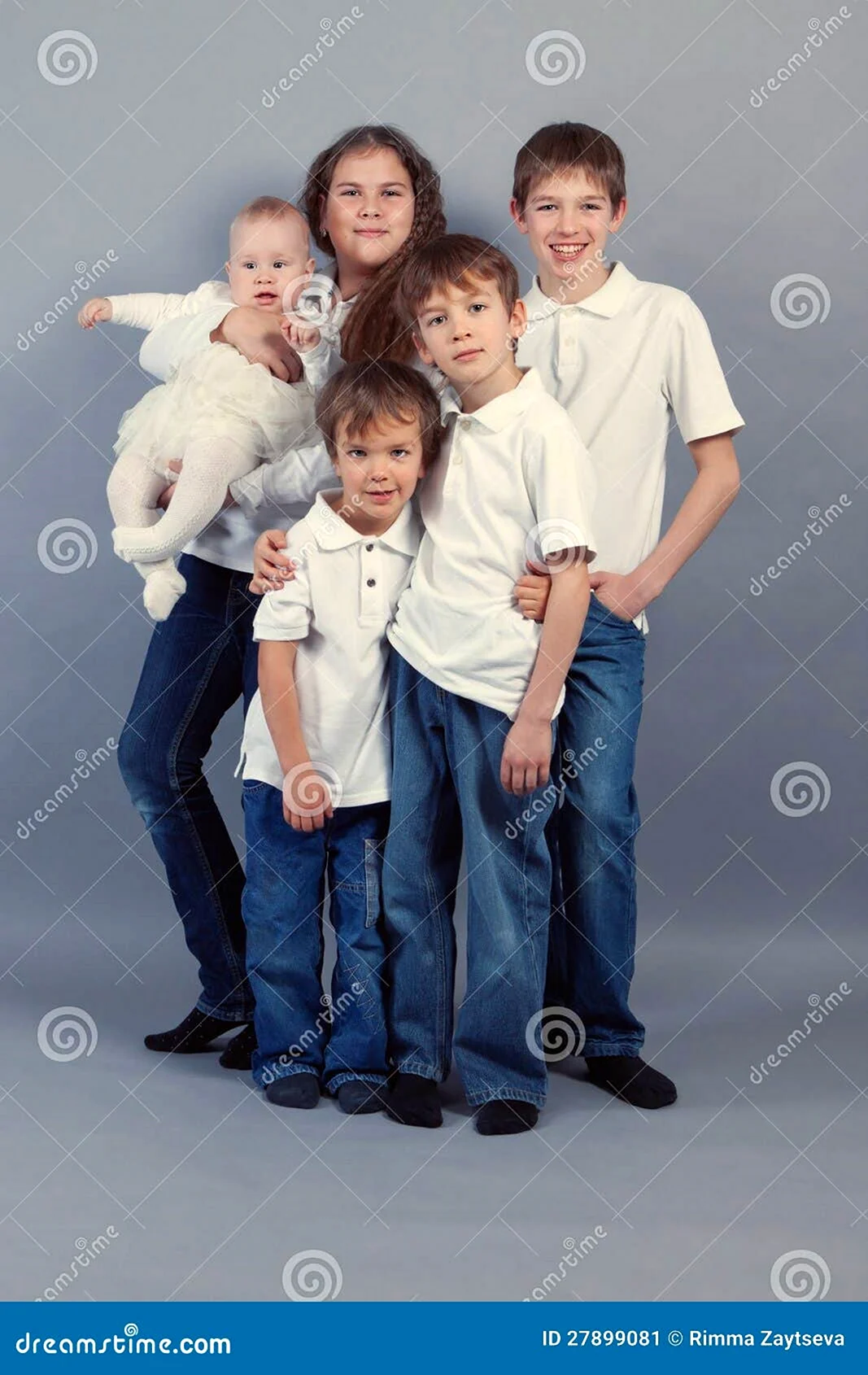 Фотосессия в белых рубашках и джинсах семейная