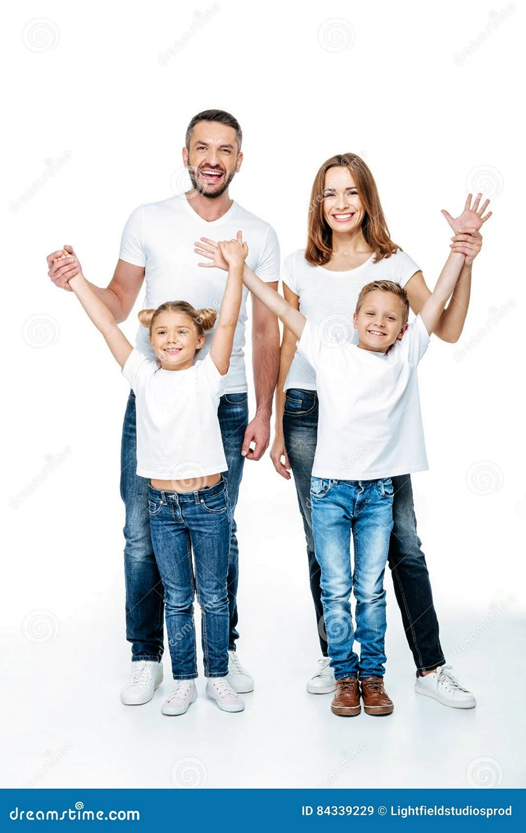 Фотосессия в футболках и джинсах семейное