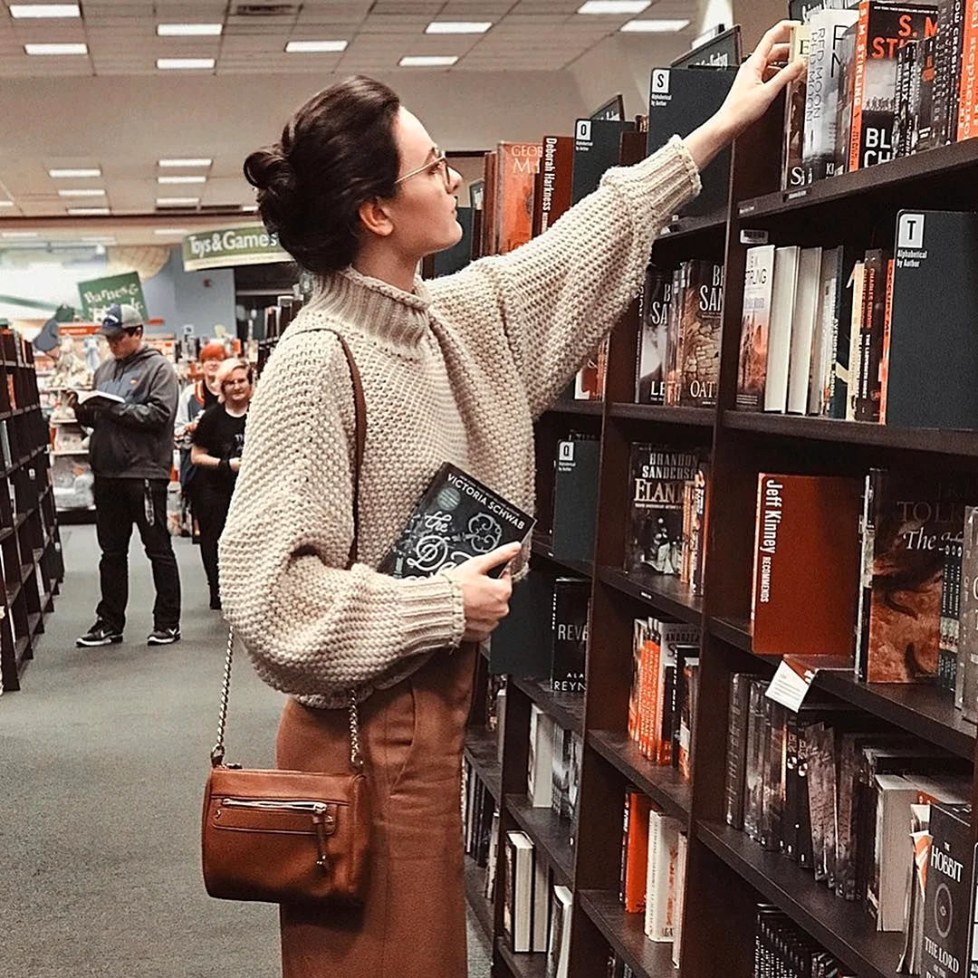 Фотосессия в книжном магазине девушка