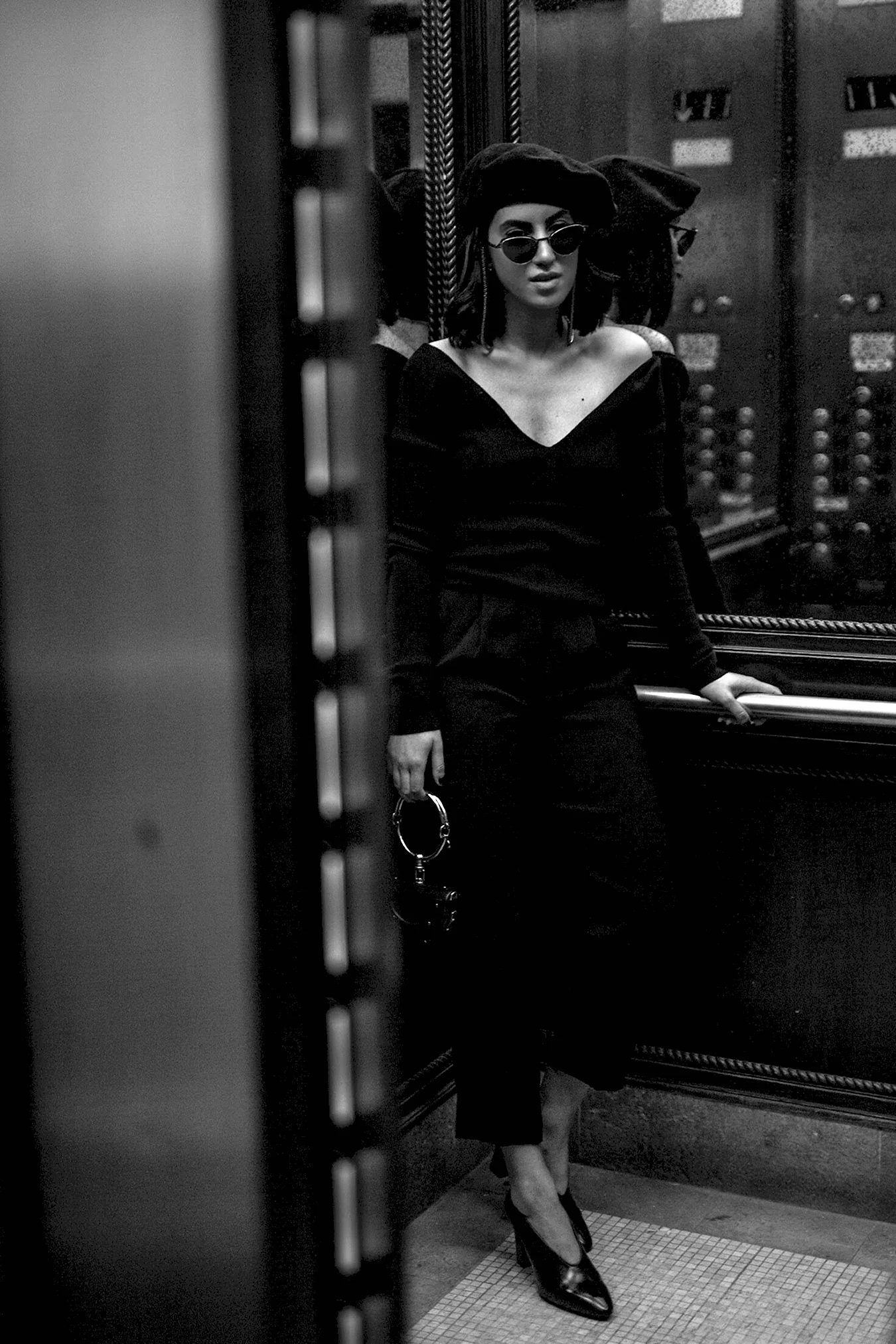 Фотосессия в лифте девушка