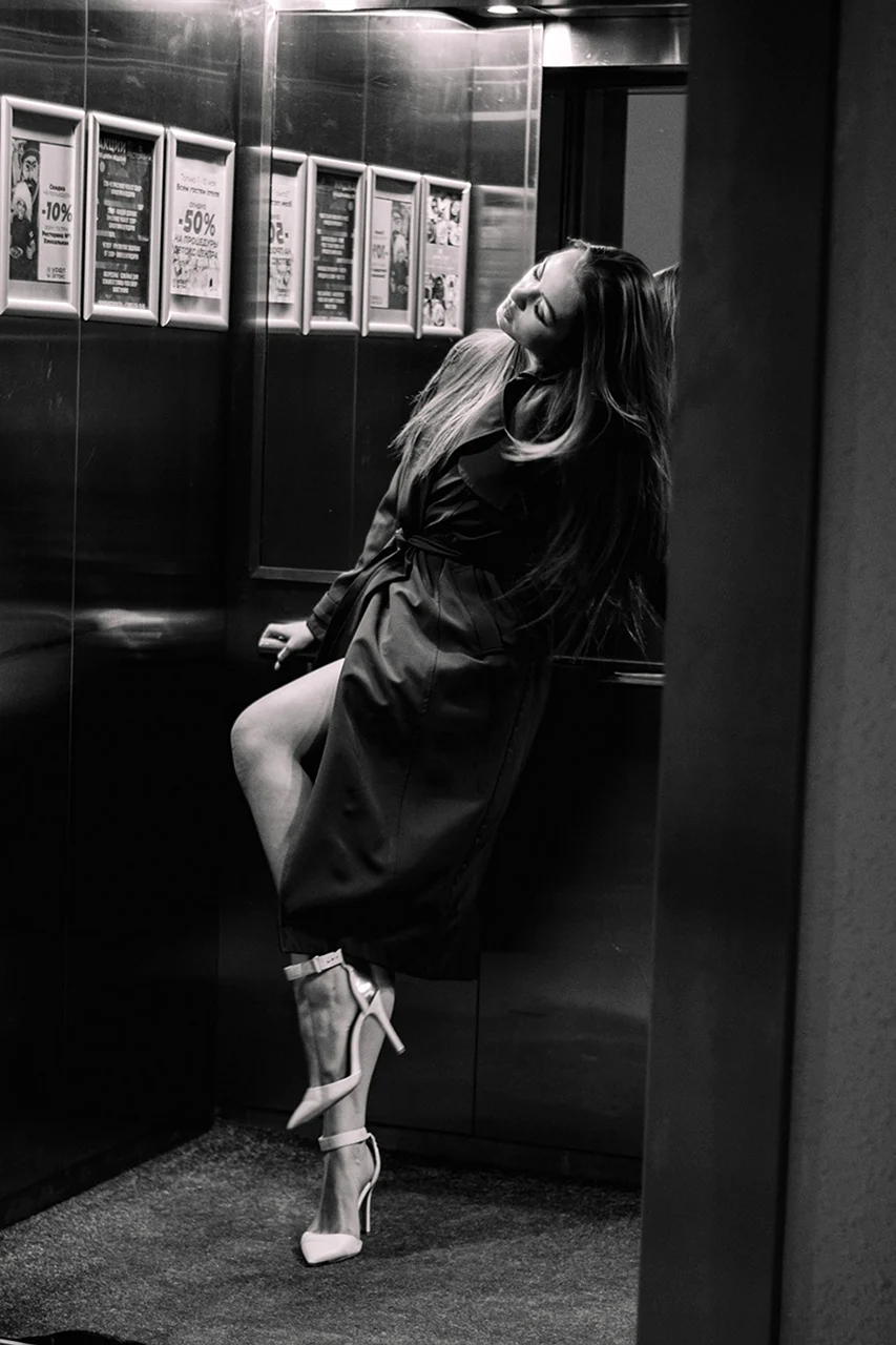Фотосессия в лифте девушка