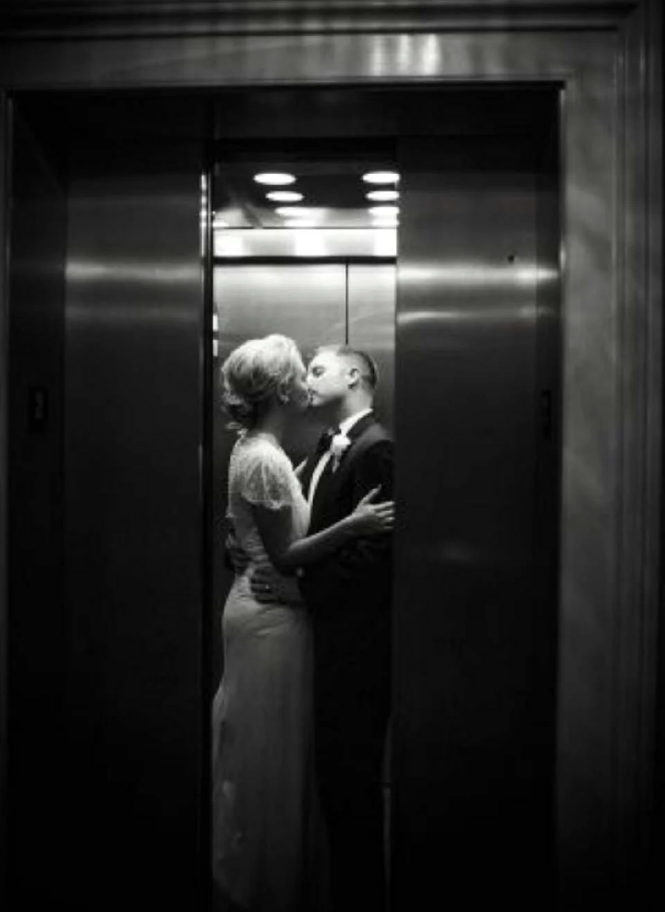 Фотосессия в лифте пара