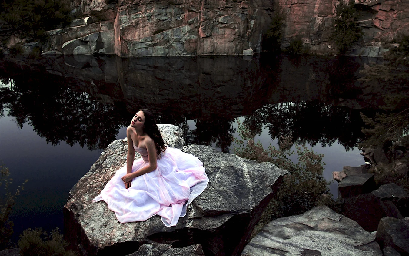 Фотосессия в озере в платье
