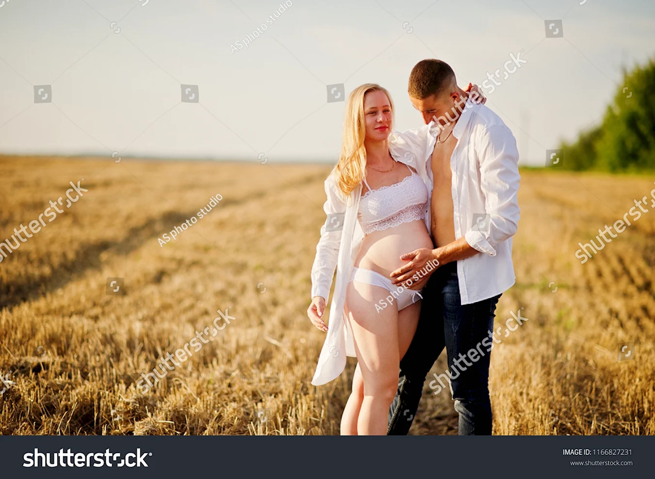 Фотосессия в поле беременной с мужем