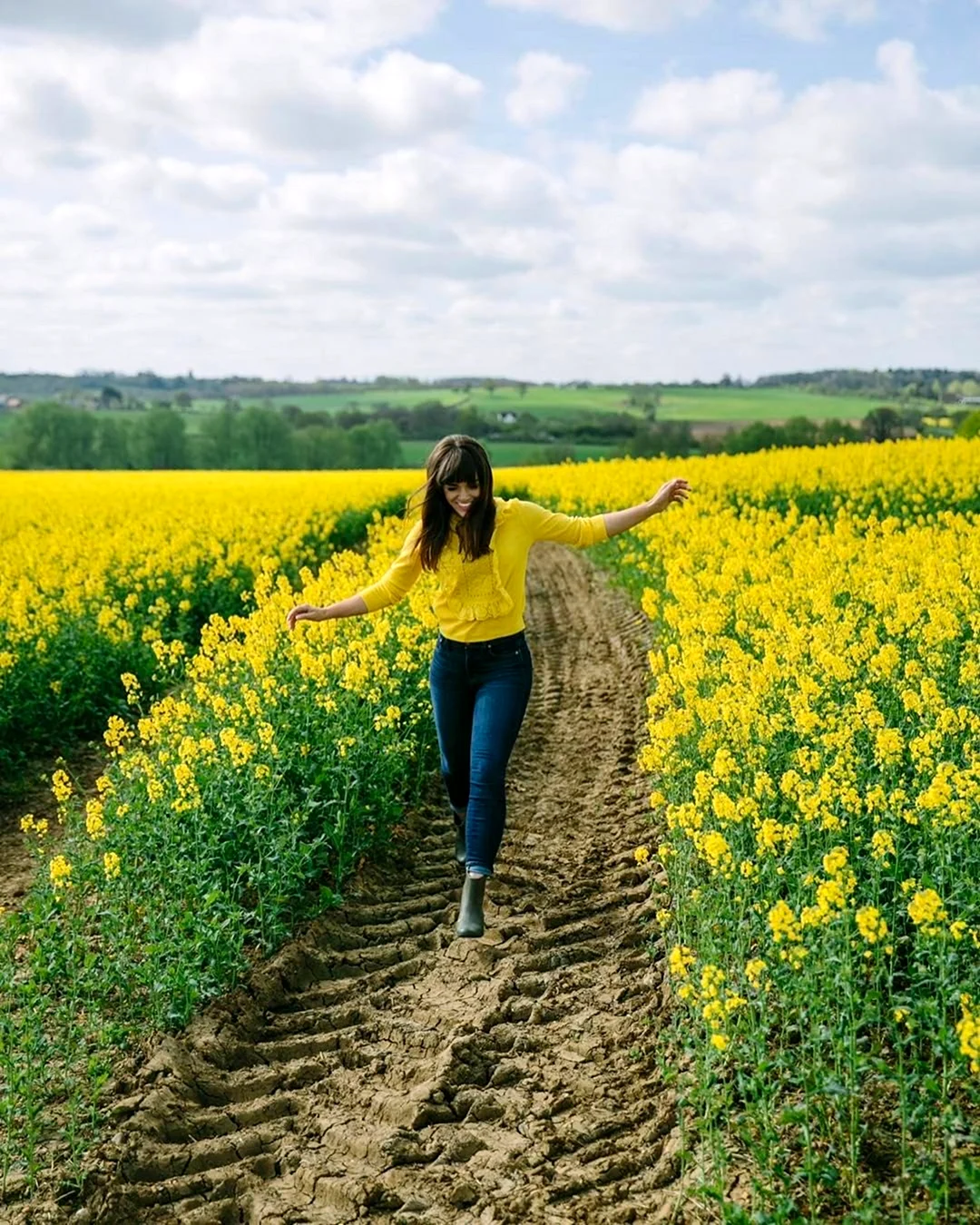 Фотосессия в поле с желтыми цветами