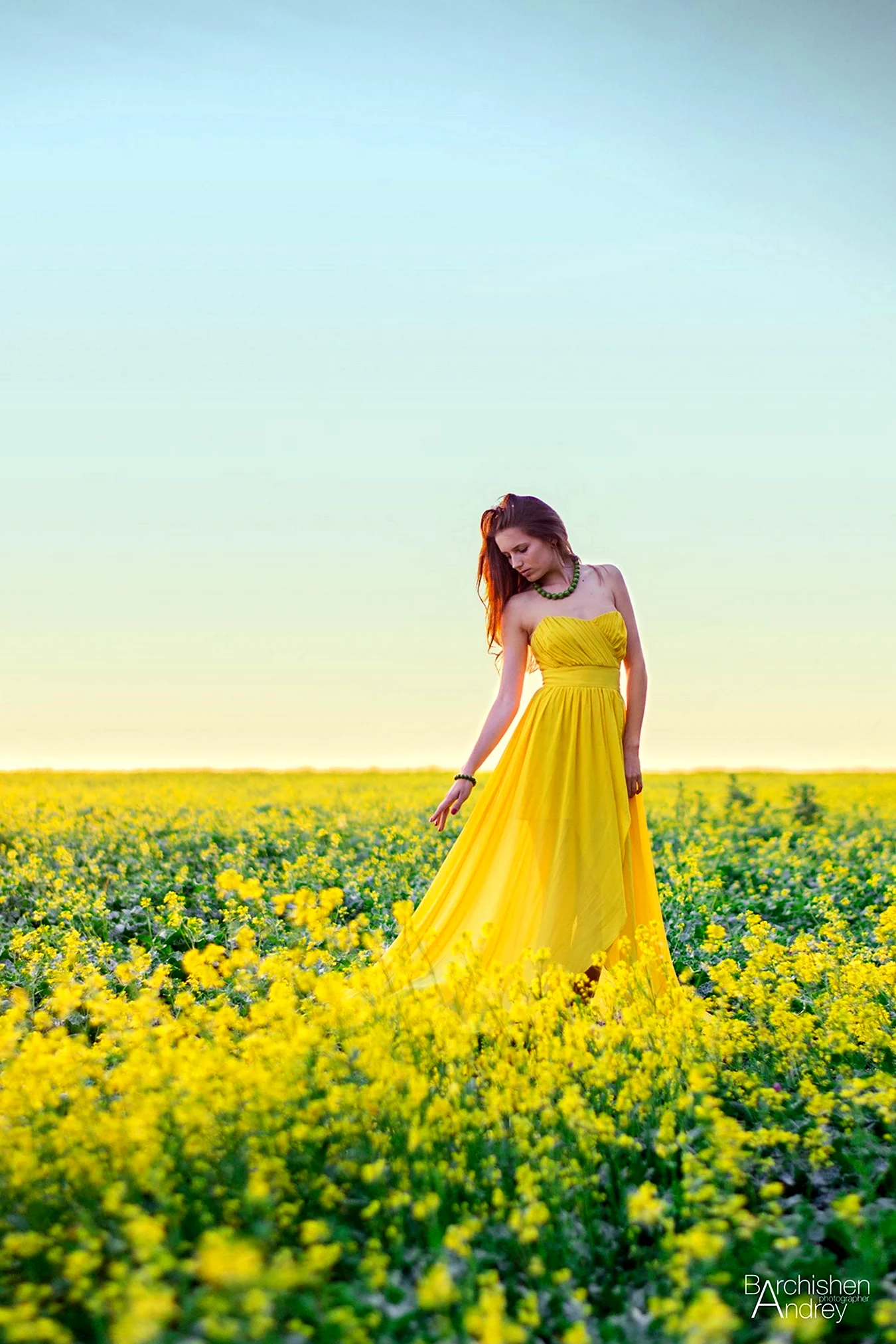 Фотосессия в поле с желтыми цветами
