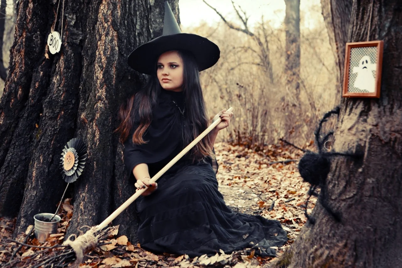 Фотосессия в стиле ведьмы в лесу