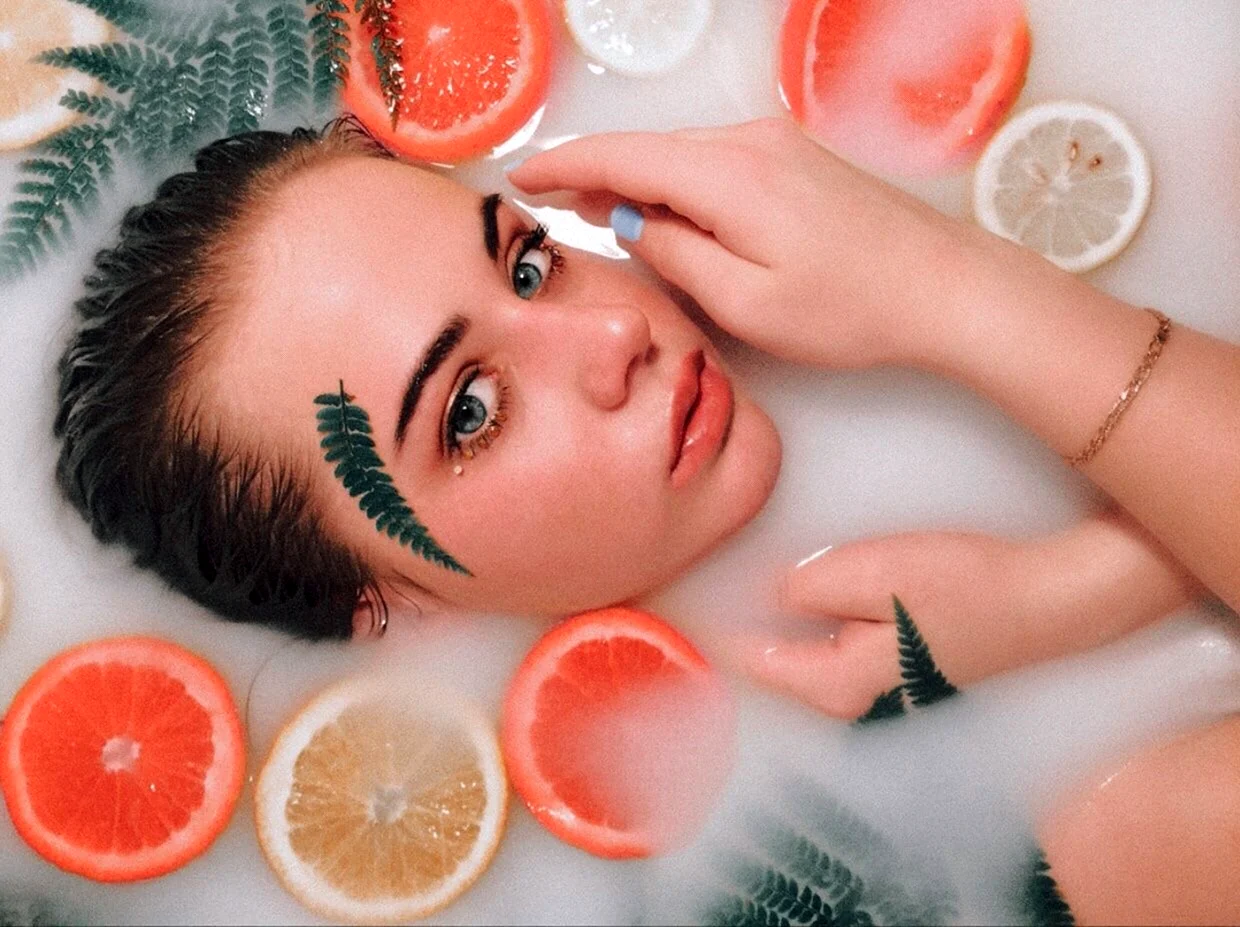 Фотосессия в ванне с фруктами