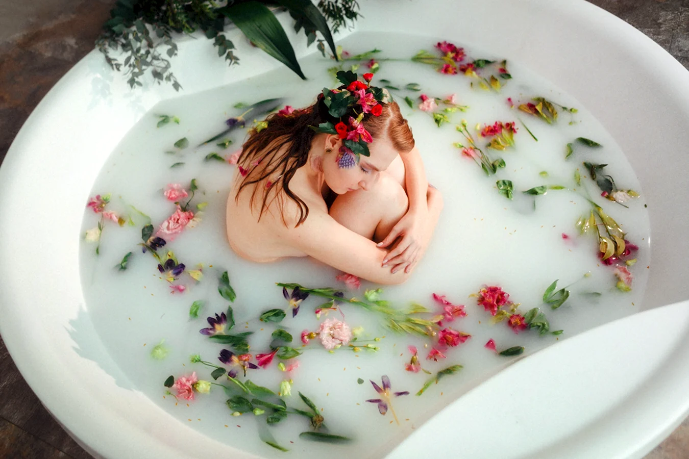 Фотосессия в ванне с молоком и цветами
