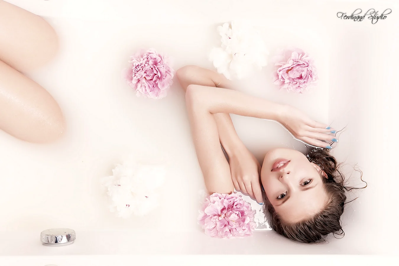 Фотосессия в ванне с цветами