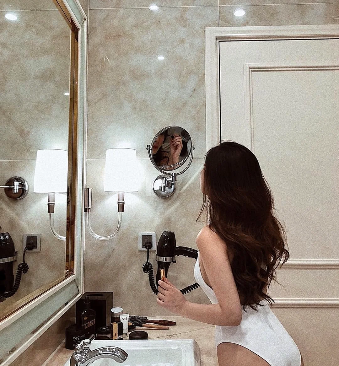 Фотосессия в ванной перед зеркалом