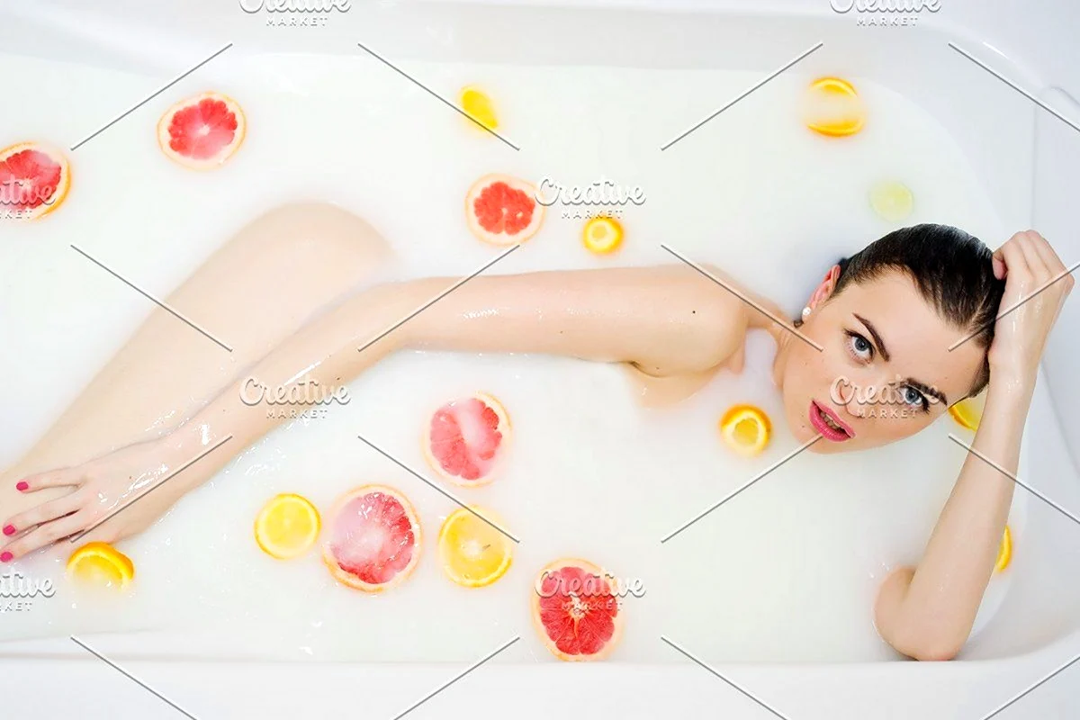 Фотосессия в ванной с фруктами