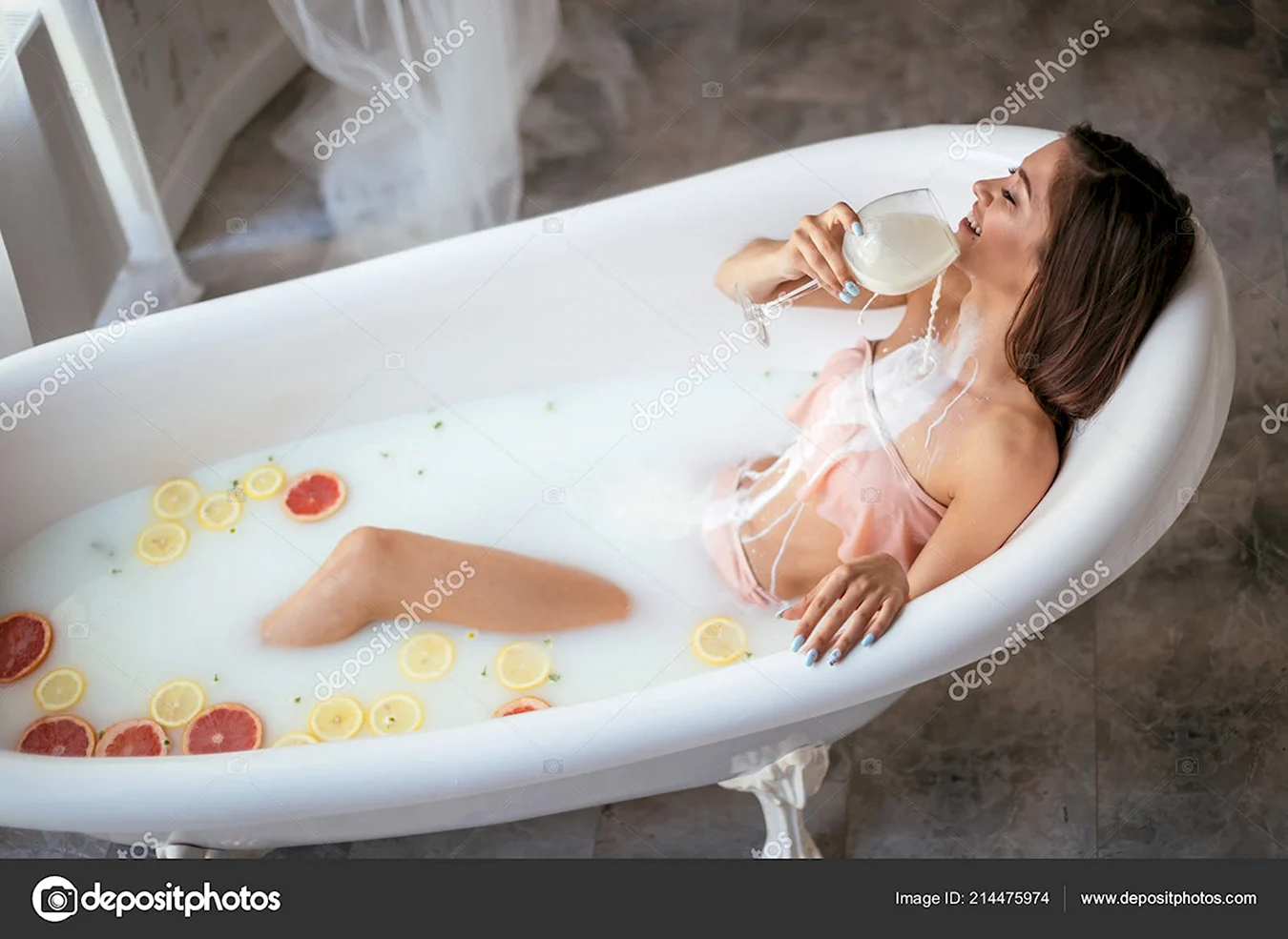 Фотосессия в ванной с молоком