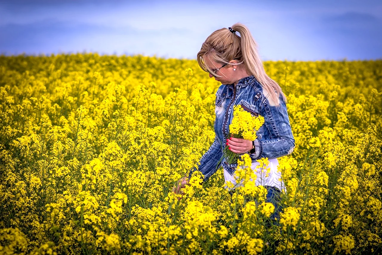 Фотосессия в желтых цветах в поле