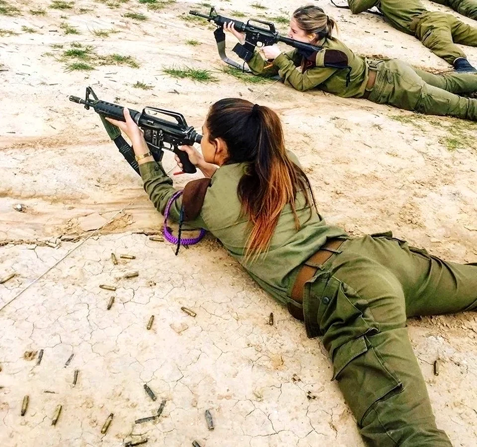 Галь Гадот в форме израильской армии