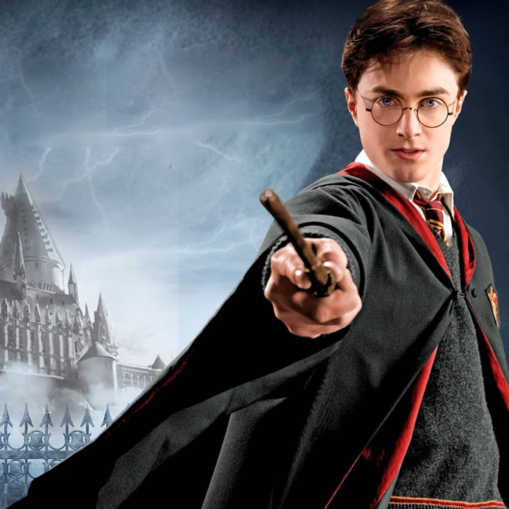 Гарри Поттер в мантии и с палочкой