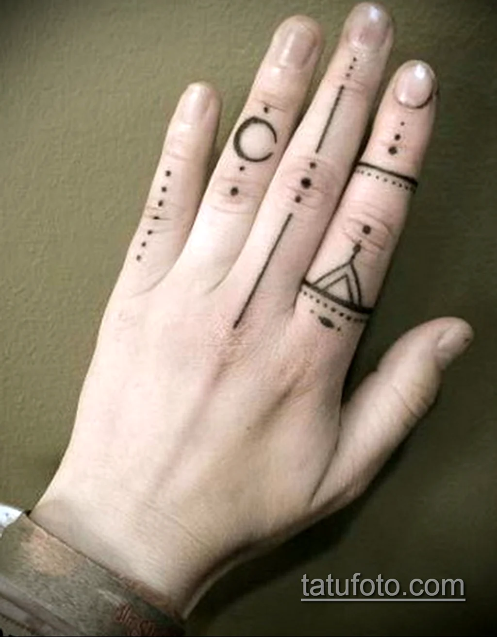 Геометрические тату на пальцах