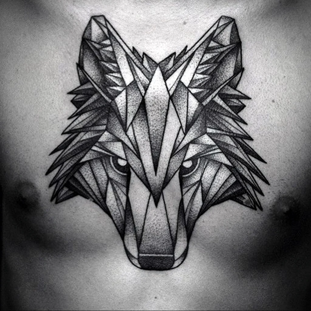 Геометрический волк на груди тату