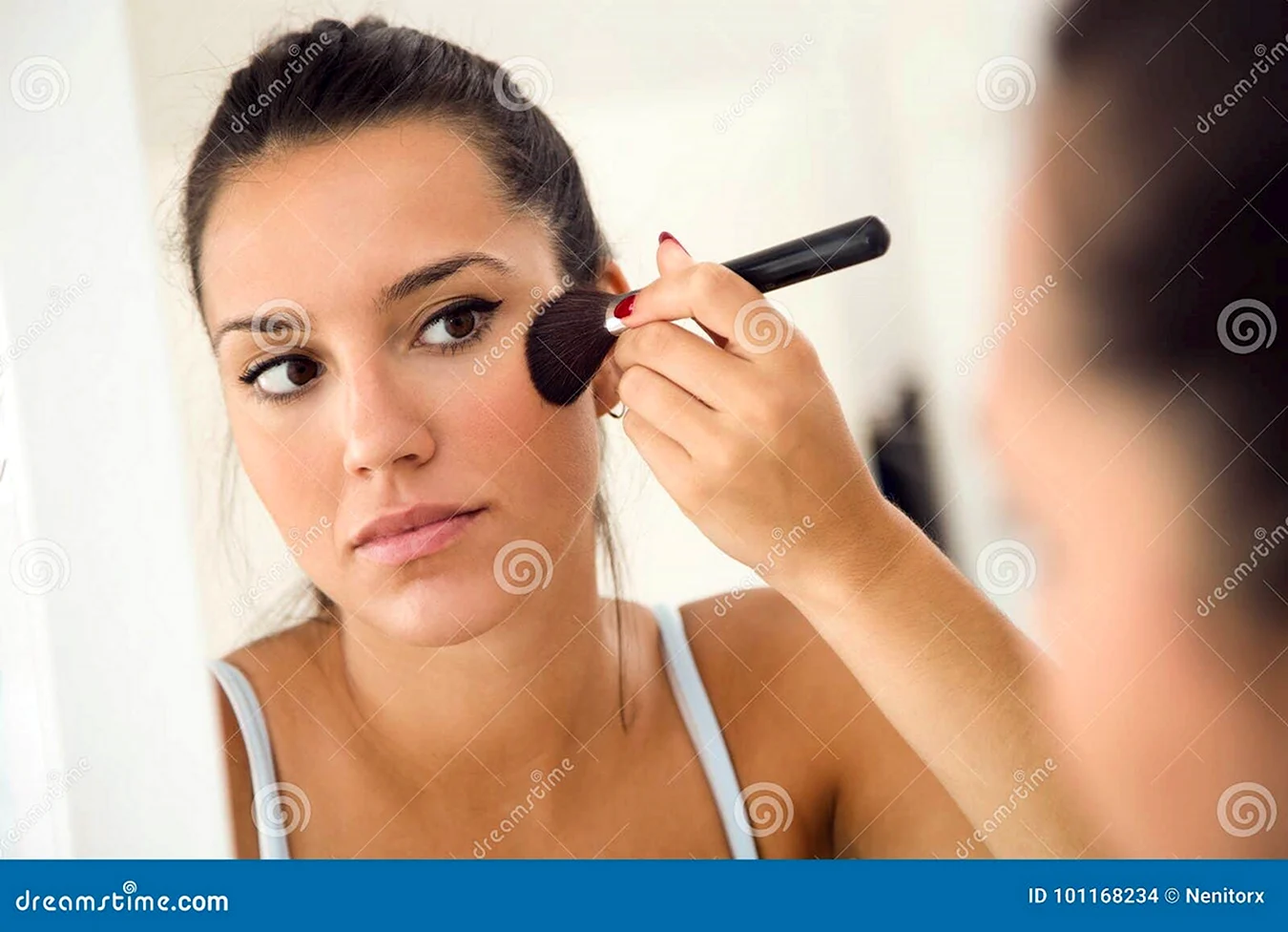 Голая жена делает макияж