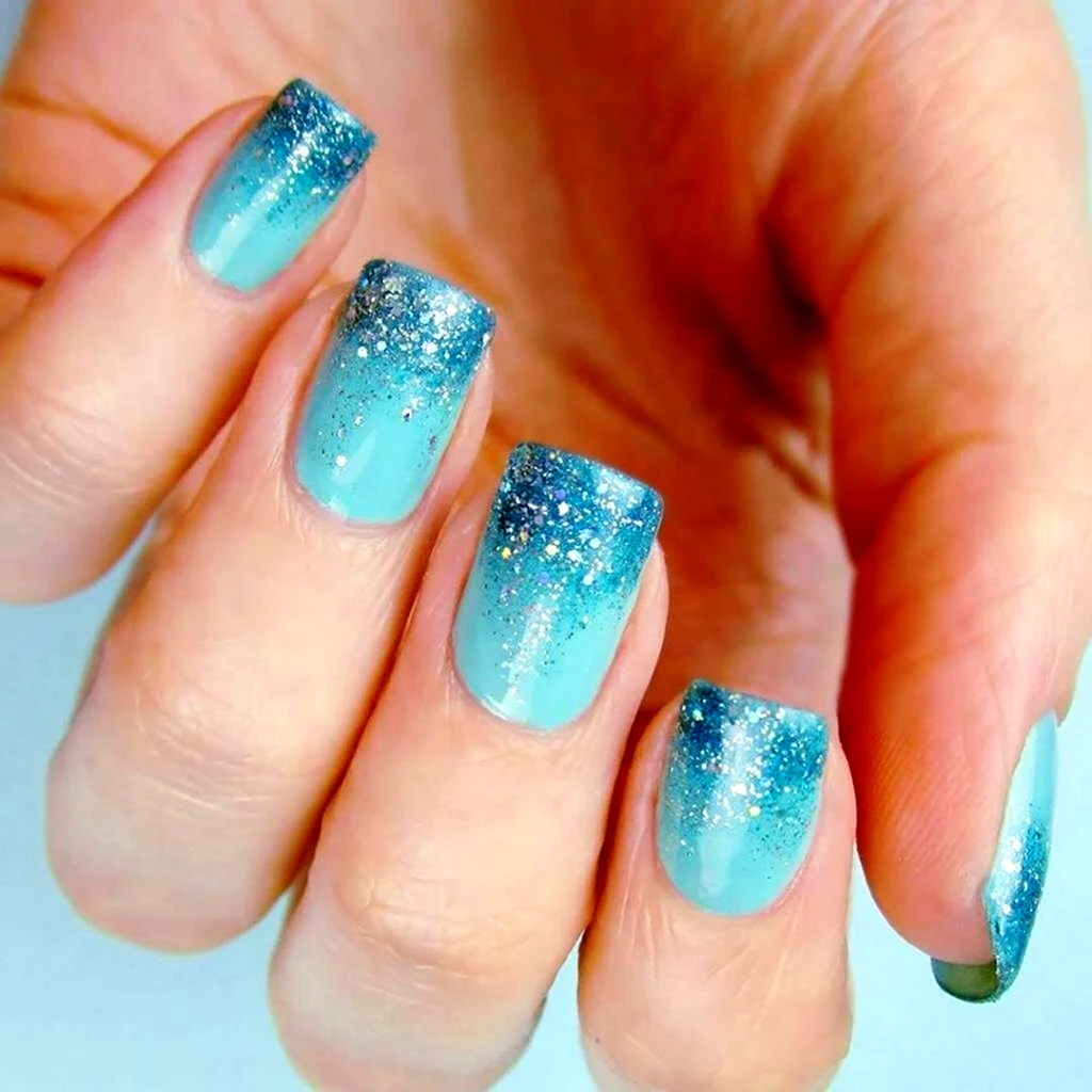 Голубая растяжка на ногтях
