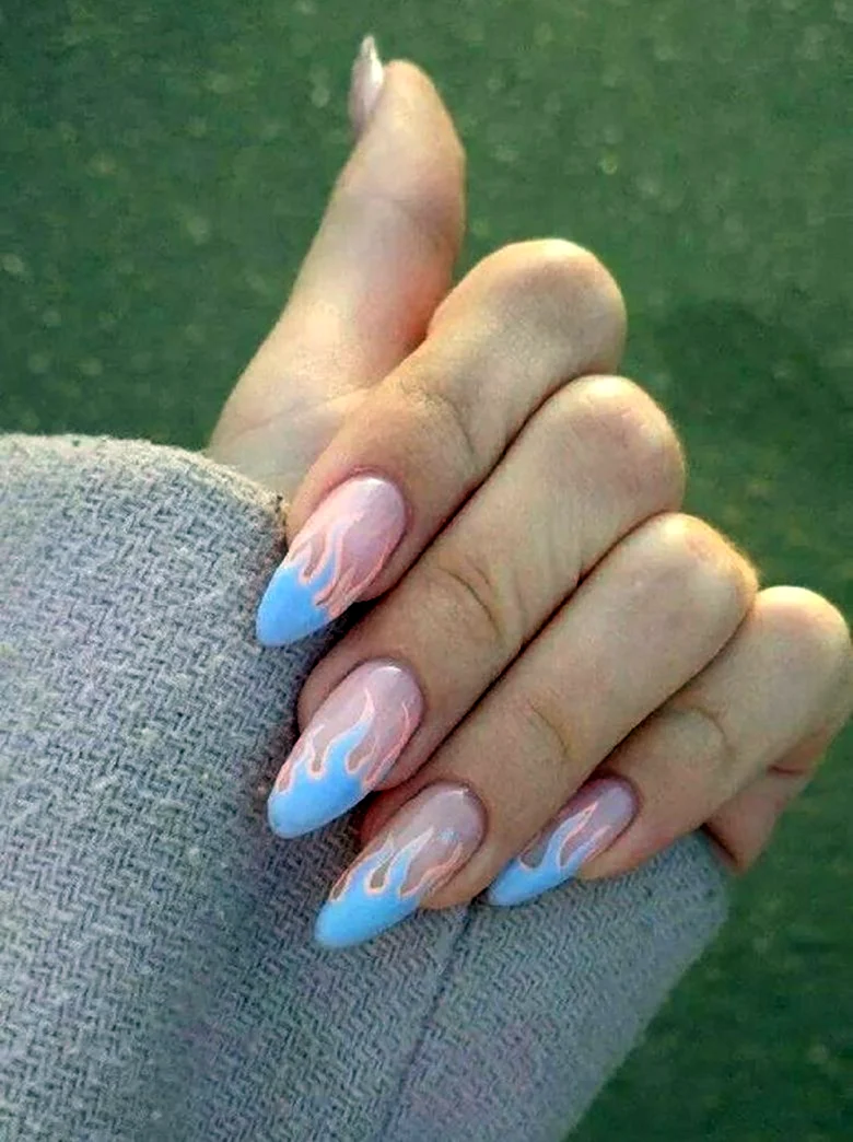 Голубой френч на миндалевидных ногтях