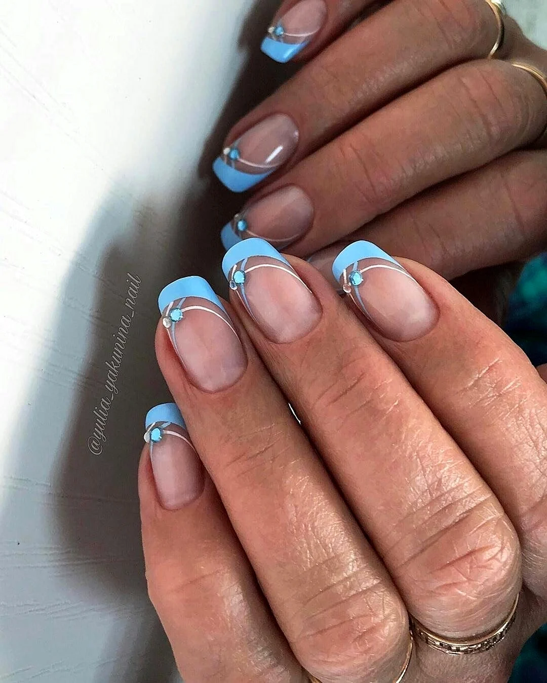 Голубой френч на ногтях