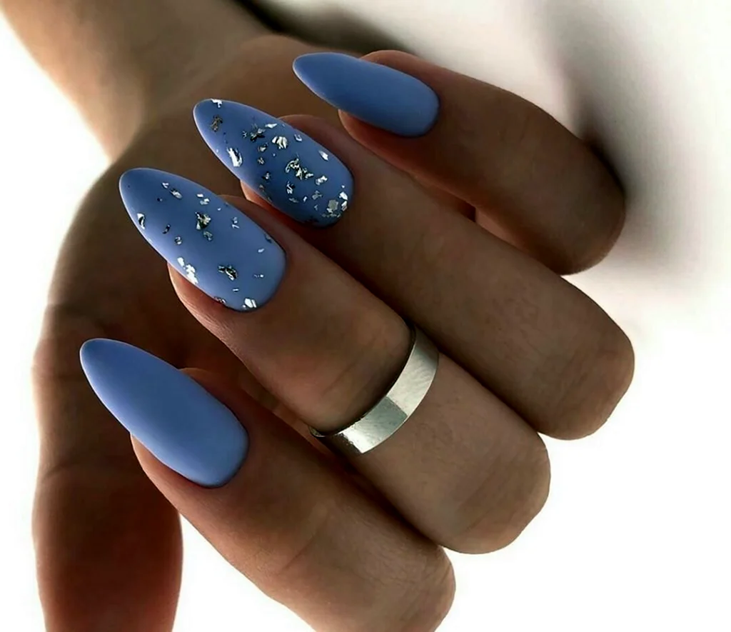 Голубой маникюр на миндалевидных ногтях