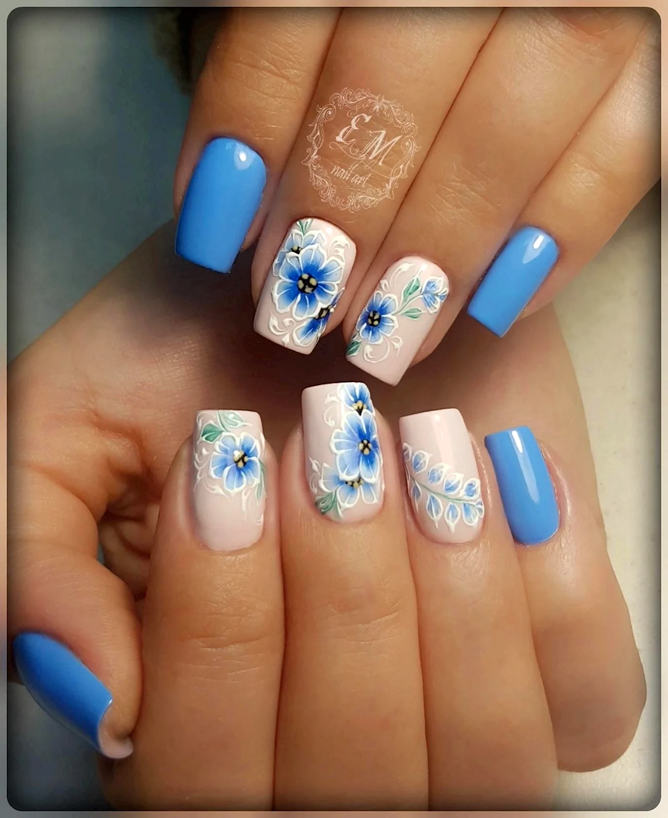 Голубой маникюр с цветочками