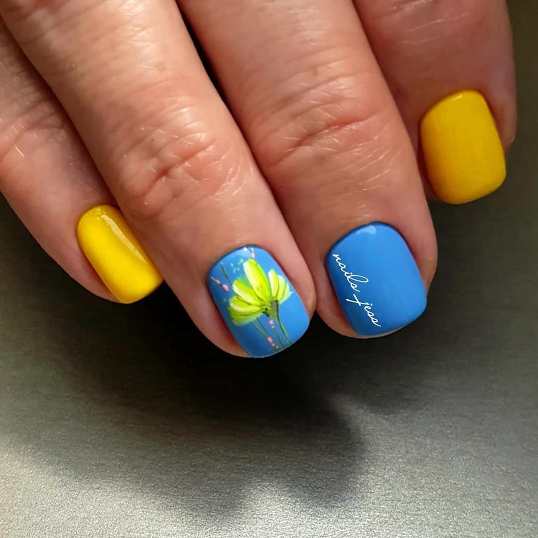Голубой с желтым маникюр на короткие ногти 2022
