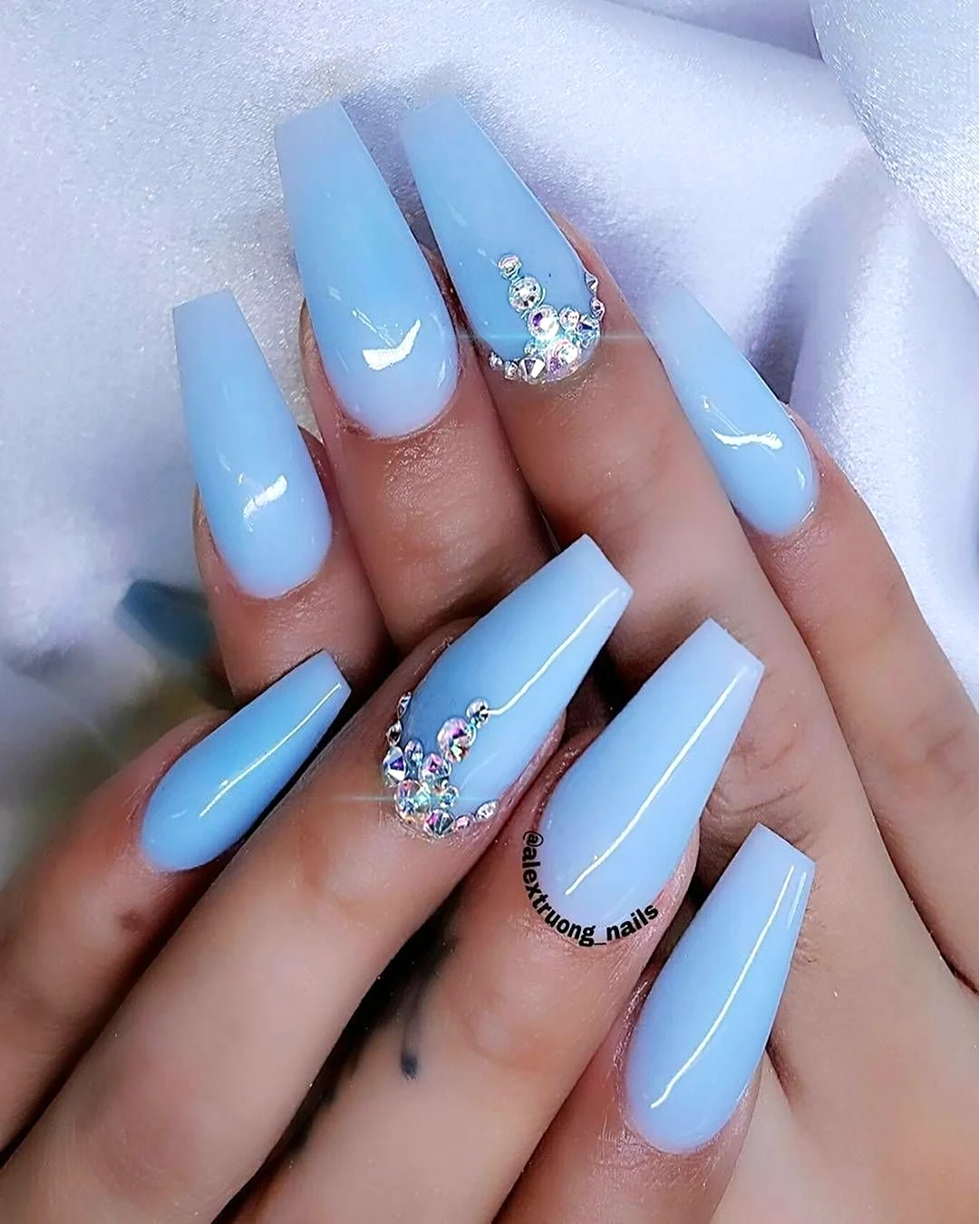 Голубые ногти