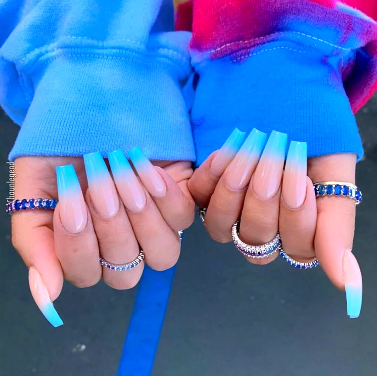 Голубые ногти Кайли Дженнер