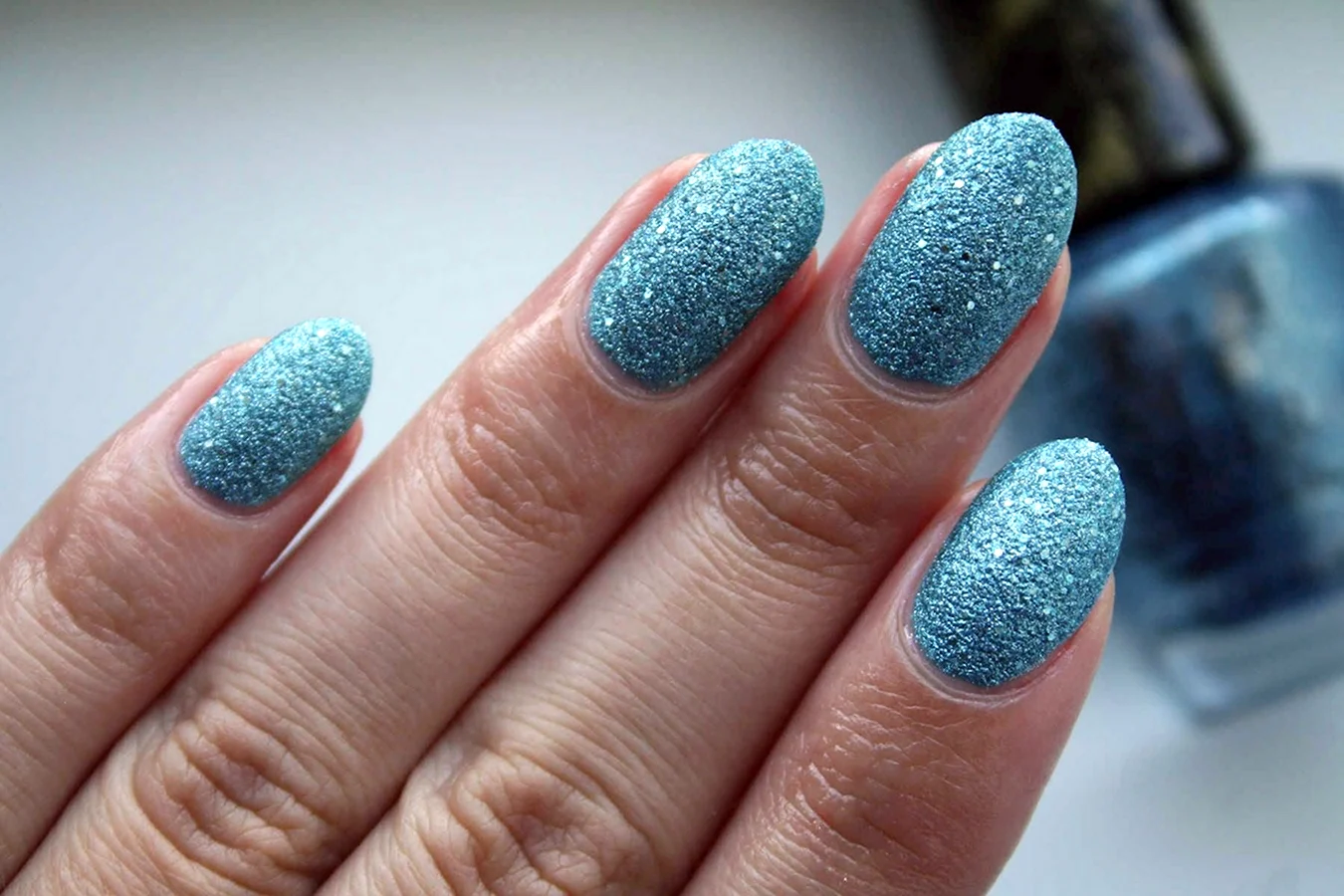 Голубые ногти с блестками