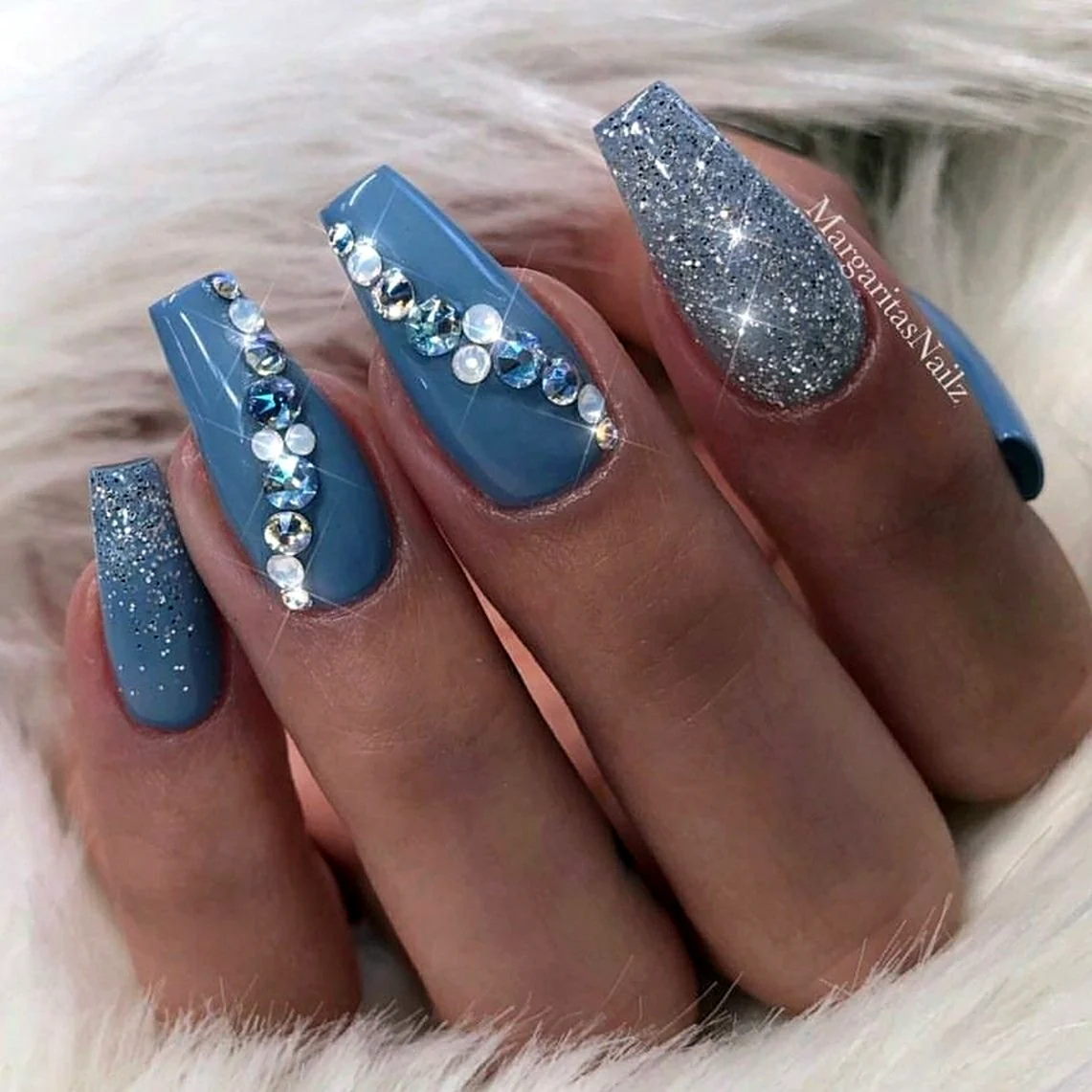 Голубые новогодние ногти
