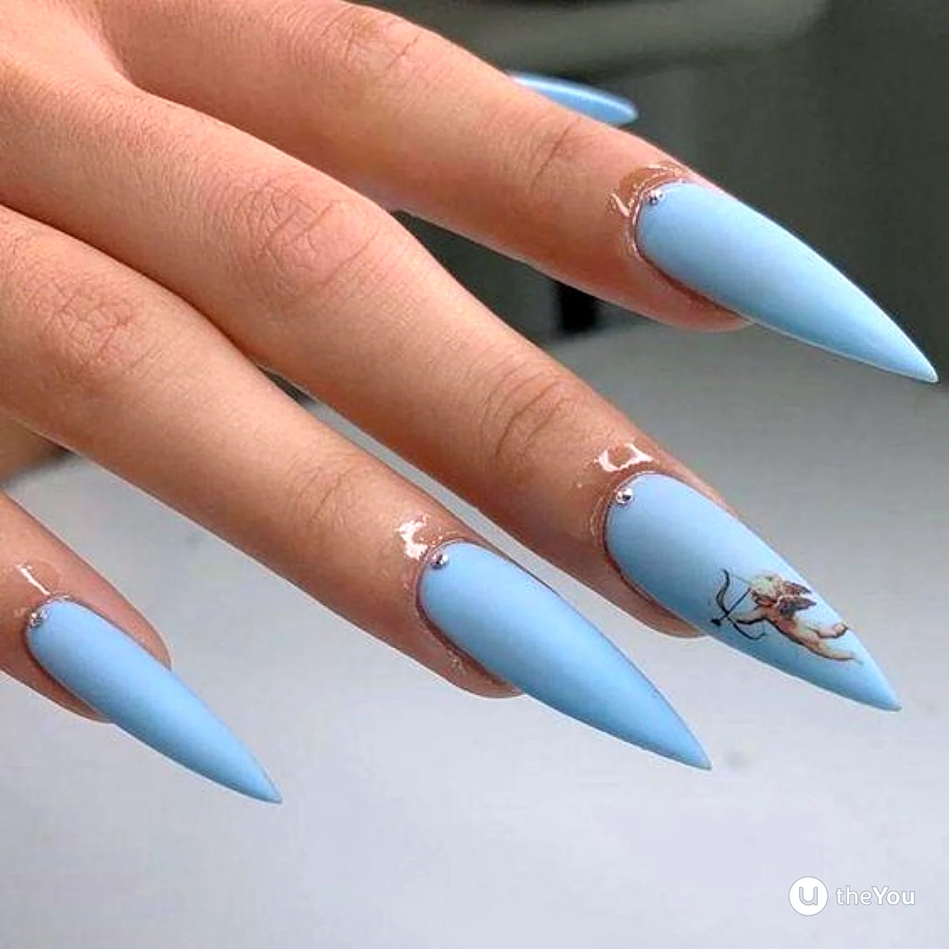 Голубые острые ногти
