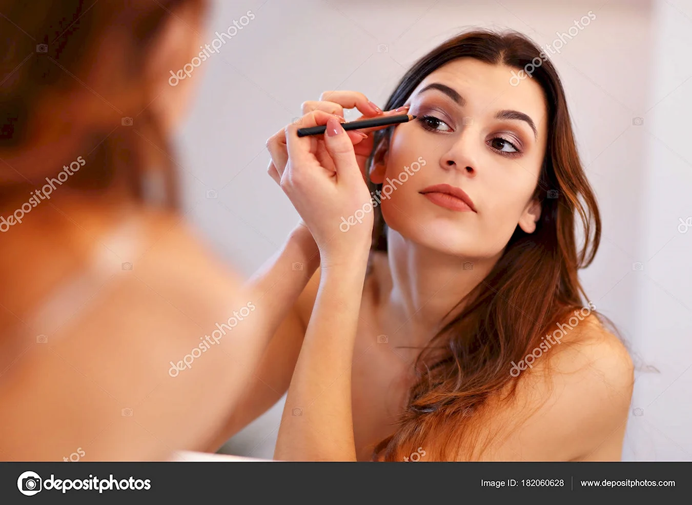 Голые дамы наводят макияж