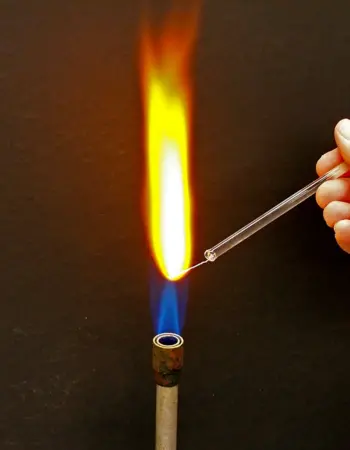 Горение ионов натрия в пламени горелки