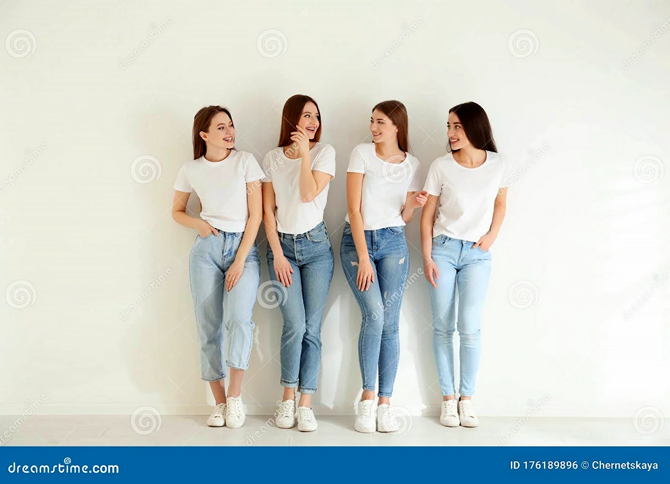 Групповая фотосессия в джинсах и футболках Минимализм