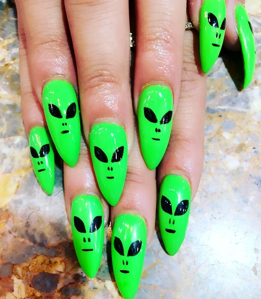 Ядовито зеленые ногти