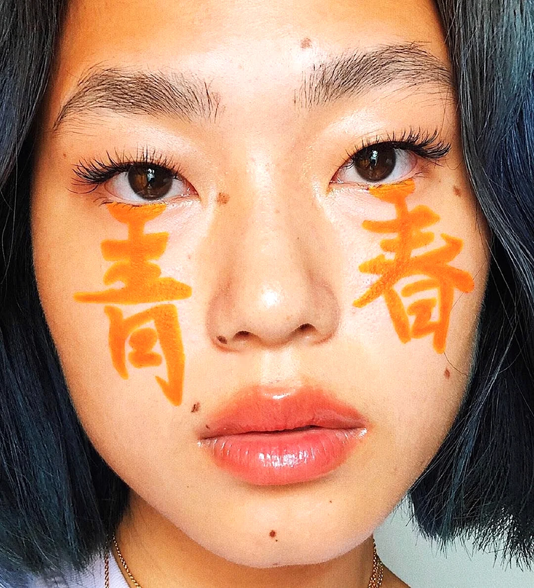 Японские иероглифы на лице макияж