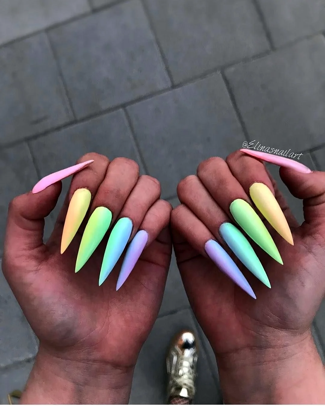 Яркие длинные ногти