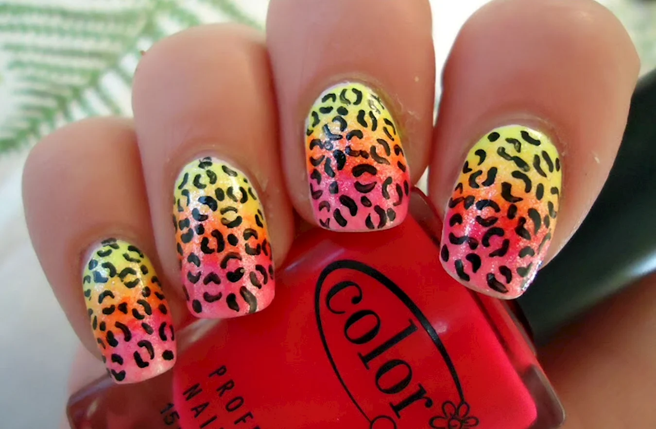 Яркие ногти с леопардовым принтом