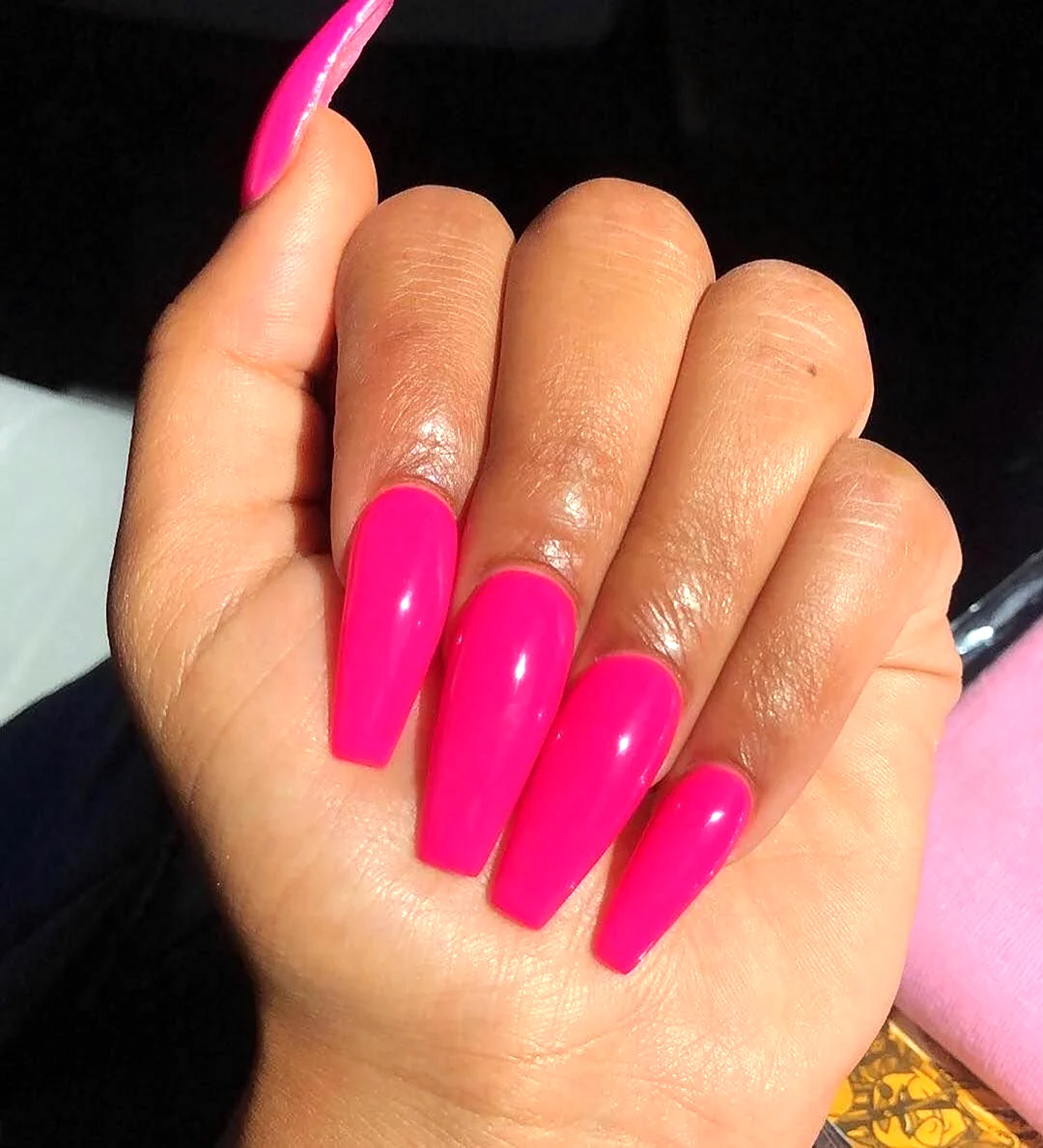 Яркие розовые длинные ногти