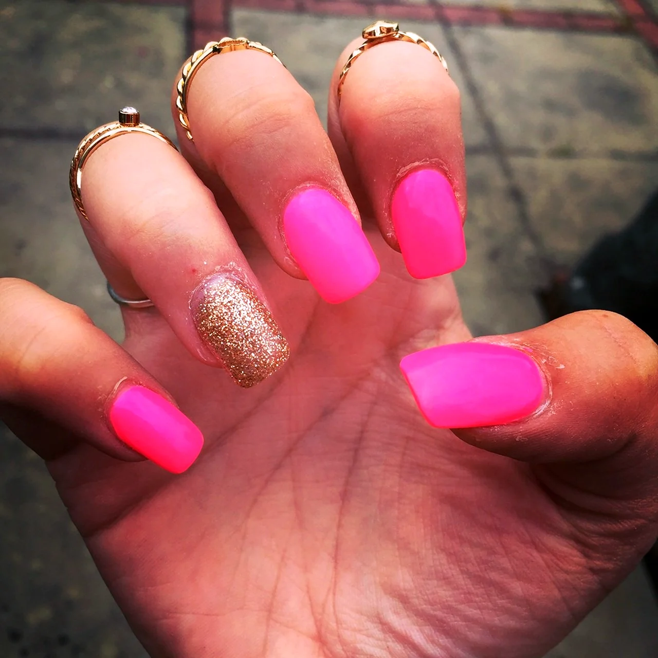 Яркие розовые нарощенные ногти
