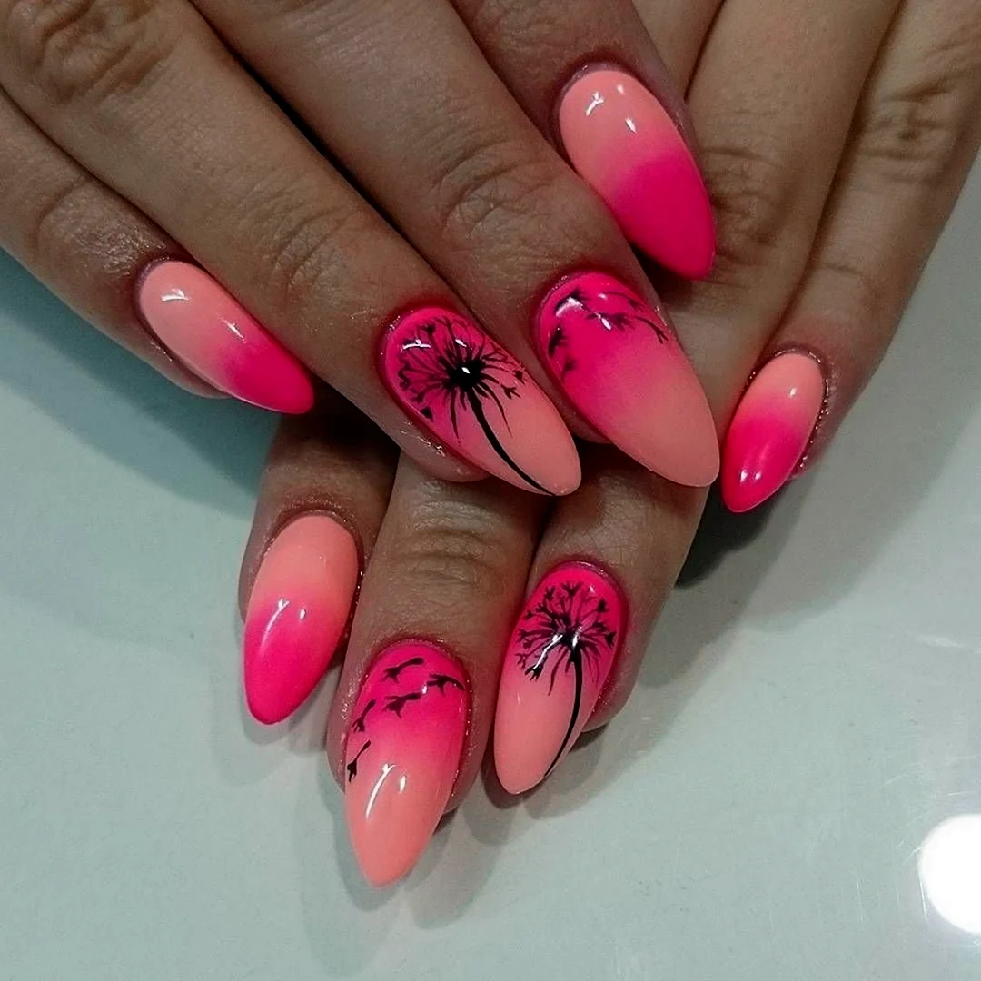 Яркий розовый френч на миндалевидных ногтях