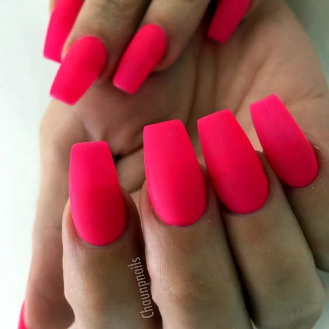 Ярко розовые матовые ногти