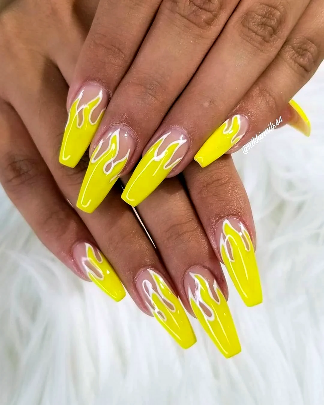 Ярко жёлтые ногти