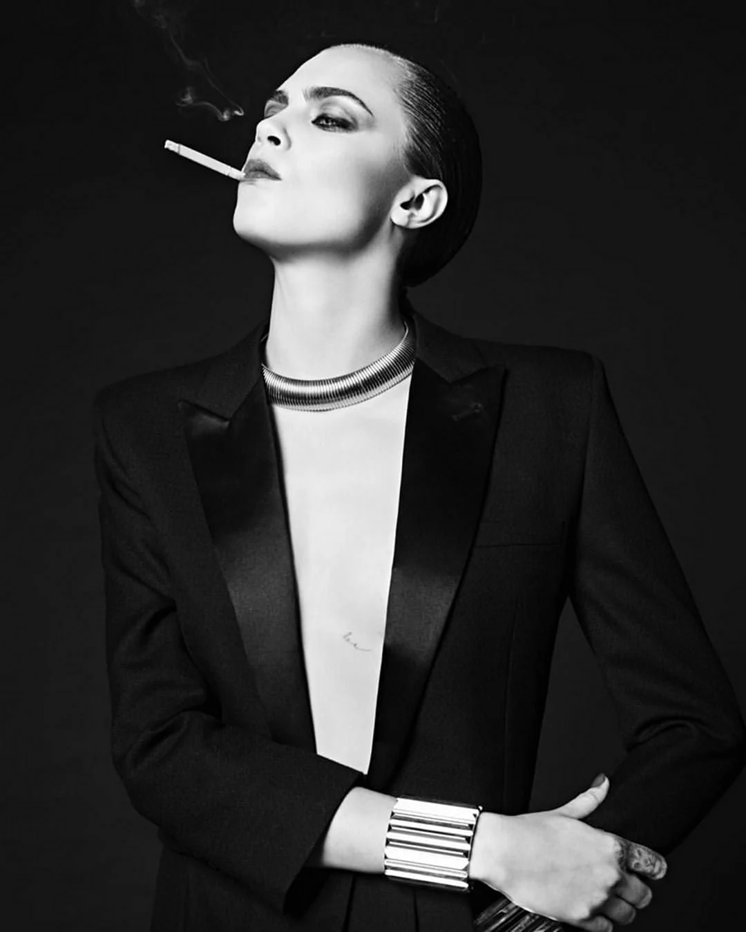 Кара Делевинь с сигаретой