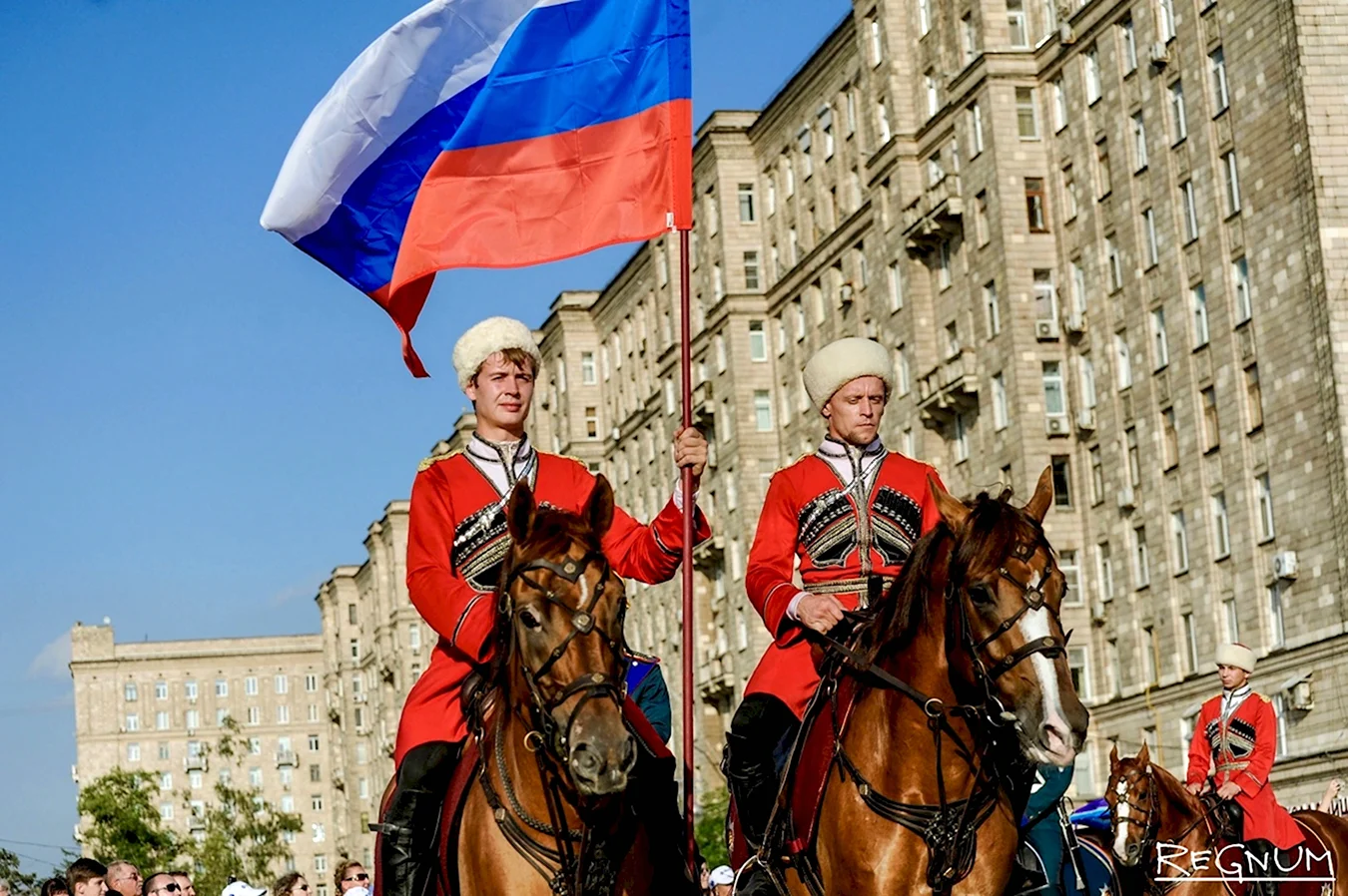 Казаки с флагом России
