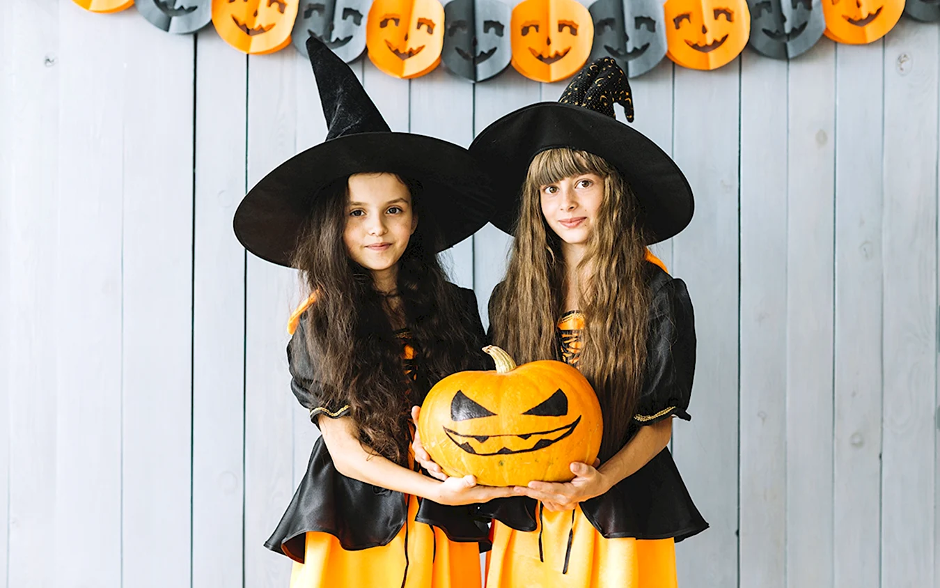 Хэллоуинская тыква с шляпой ведьмы