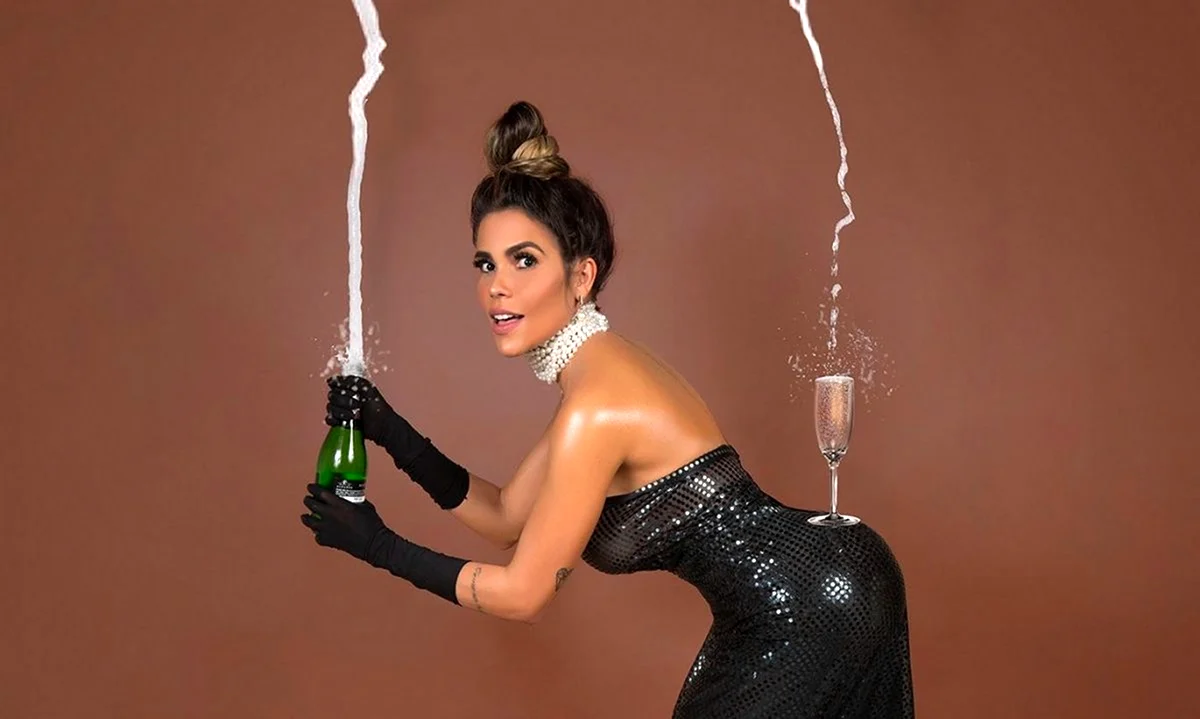 Ким Кардашьян с шампанским